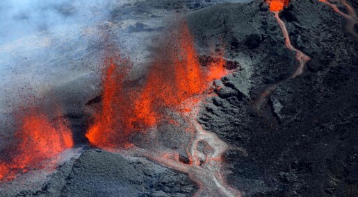 Forsker på vulkaner med pulver og matolje