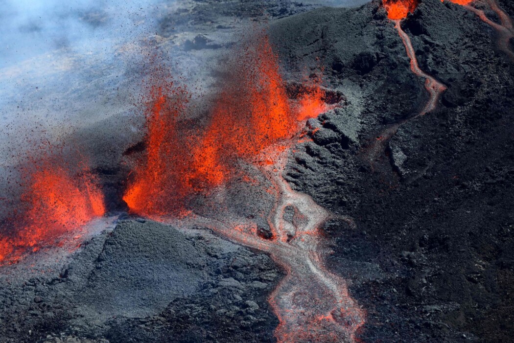 Forsking på modeller er tryggere enn feltarbeid. Her strømmer lava ned fra vulkanen Piton de la Fournaise 15. september i fjor. (Foto: Richard Bouhet, AFP, NTB scanpix) Forsking på modeller er tryggere enn feltarbeid. Her strømmer lava ned fra vulkanen Piton de la Fournaise 15. september i fjor. (Foto: Richard Bouhet, AFP, NTB scanpix)