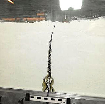 Her gjør forskerne et modellforsøk med sirup og silikia-pulver, for å simulere hvordan magma trenger inn i jordskorpen. (Foto: Frank Guldstrand, UiO) Her gjør forskerne et modellforsøk med sirup og silikia-pulver, for å simulere hvordan magma trenger inn i jordskorpen. (Foto: Frank Guldstrand, UiO)