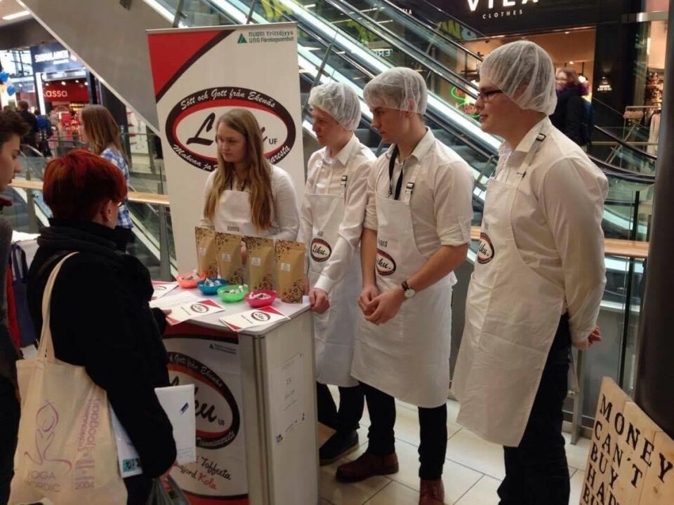 Elevene viser frem prosjektet sitt på en messe for ungdomsbedrifter i Finland . (Foto: Mona Stokke)