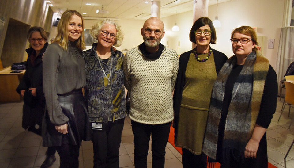 Rådgiver Siri Merete Reisvaag Johannessen i Kristiansand kommune, professor Solveig Botnen Eide ved Institutt for sosiologi og sosialt arbeid, psykolog Gunnar Oland Åsen i Abup, dosent Sigrid Nordstoga ved Institutt for sosiologi og sosialt arbeid og nestleder Heidi Salvesen i Barneverntjenesten for kristiansandsregionen – alle sentrale i utviklingen av det nye studiet. (Foto: UiA)