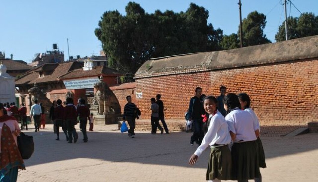 Mange barn i fattige land, som her i Nepal, får i seg for lite B12 i spedbarnsalderen. Det ser ut til å svekke deres sosiale og teoretiske læreevner senere i livet. Forskning har tidligere vist at også mange norske babyer får for lite av dette vitaminet, som er viktig for hjernens utvikling. (Foto: privat) Mange barn i fattige land, som her i Nepal, får i seg for lite B12 i spedbarnsalderen. Det ser ut til å svekke deres sosiale og teoretiske læreevner senere i livet. Forskning har tidligere vist at også mange norske babyer får for lite av dette vitaminet, som er viktig for hjernens utvikling. (Foto: privat)