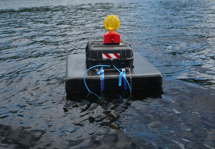 NIBIO har satt ut flere miljøbøyer i Farrisvannet som foretar målinger på dyp fra én meter og helt ned til 20 meter. De automatiske målingene som tas, beregner blant annet partikkelmengde i vannet. Overstiger verdiene kravet til Fylkesmannen, blir det umiddelbart varslet og anleggsarbeidet stanses. (Foto: NIBIO) NIBIO har satt ut flere miljøbøyer i Farrisvannet som foretar målinger på dyp fra én meter og helt ned til 20 meter. De automatiske målingene som tas, beregner blant annet partikkelmengde i vannet. Overstiger verdiene kravet til Fylkesmannen, blir det umiddelbart varslet og anleggsarbeidet stanses. (Foto: NIBIO)
