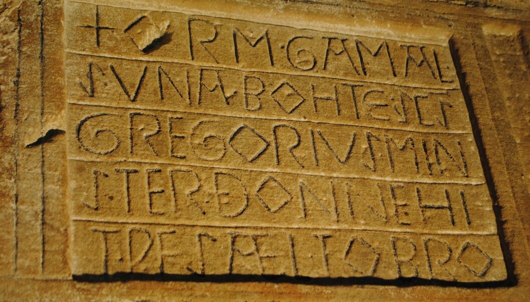 Skrev vikinger dette? Det er en stein i en kirke i England. Språket er gammel engelsk, men navnene kan være viking-navn. (Foto: Elise Kleivane) Skrev vikinger dette? Det er en stein i en kirke i England. Språket er gammel engelsk, men navnene kan være viking-navn. (Foto: Elise Kleivane)