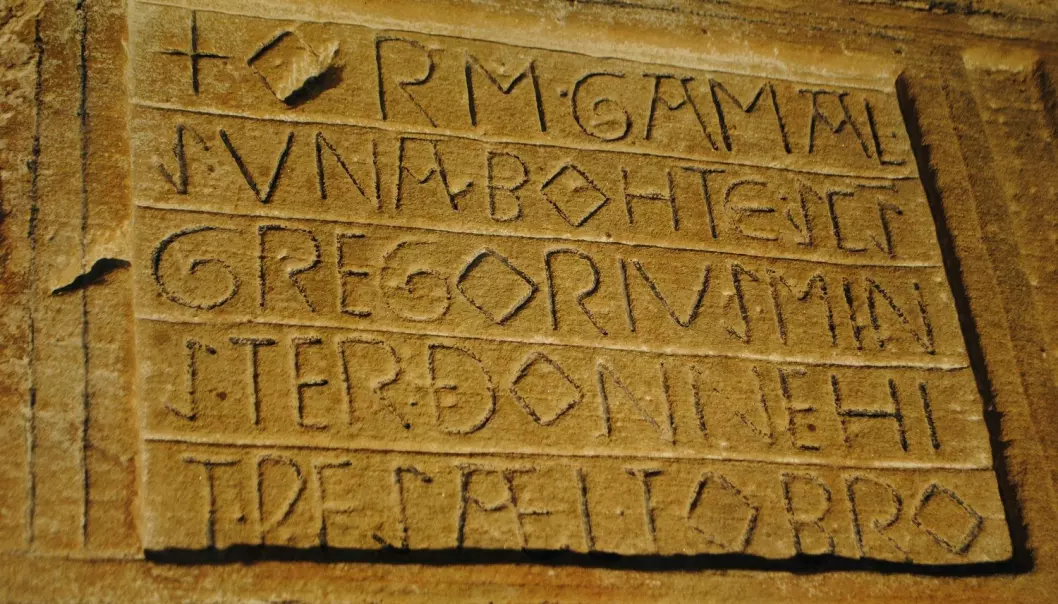 Skrev vikinger dette? Det er en stein i en kirke i England. Språket er gammel engelsk, men navnene kan være viking-navn. (Foto: Elise Kleivane)