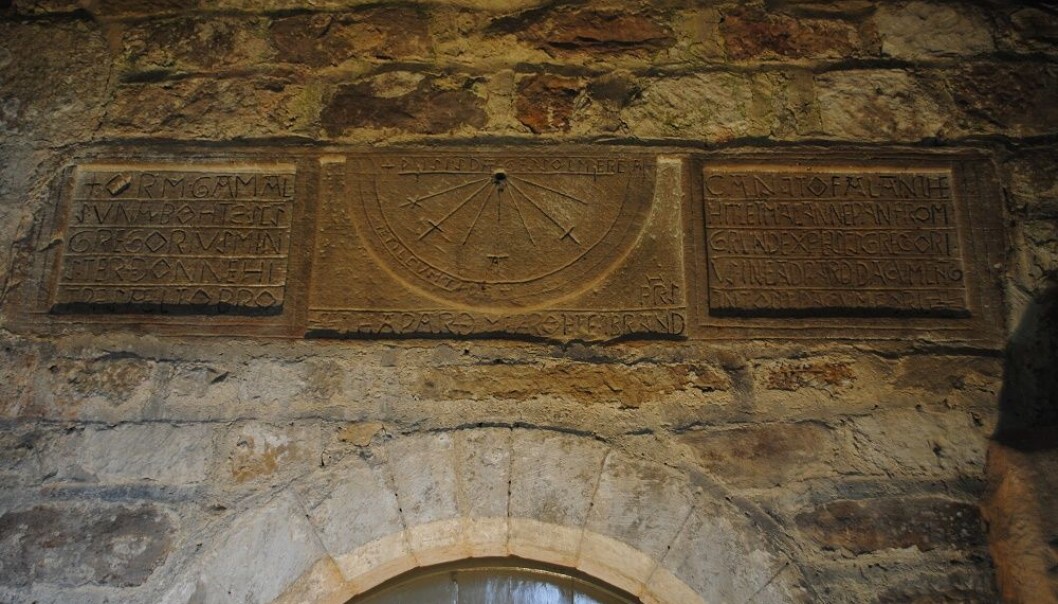 På disse gamle platene i kirken i England har noen risset i nordiske navn. (Foto: Elise Kleivane) På disse gamle platene i kirken i England har noen risset i nordiske navn. (Foto: Elise Kleivane)