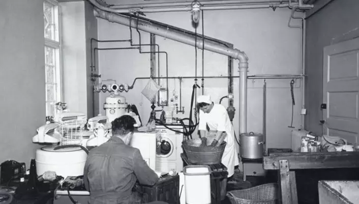 SIFO har forsket på hvordan teknologi og forbruk påvirker livene i 80 i år. Dette bildet viser en test av vaskemaskiner mot håndvask. (Arkivbilde: SIFO)