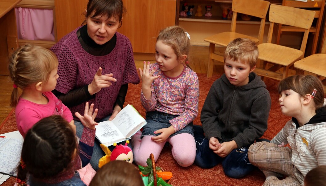 Barn med høyrselhemming har ofte ein spesialpedagog tett på seg. Men korleis skal ho legge til rette for at barnet skal delta i leik med dei andre? (Illustrasjonsfoto: Colourbox) Barn med høyrselhemming har ofte ein spesialpedagog tett på seg. Men korleis skal ho legge til rette for at barnet skal delta i leik med dei andre? (Illustrasjonsfoto: Colourbox)