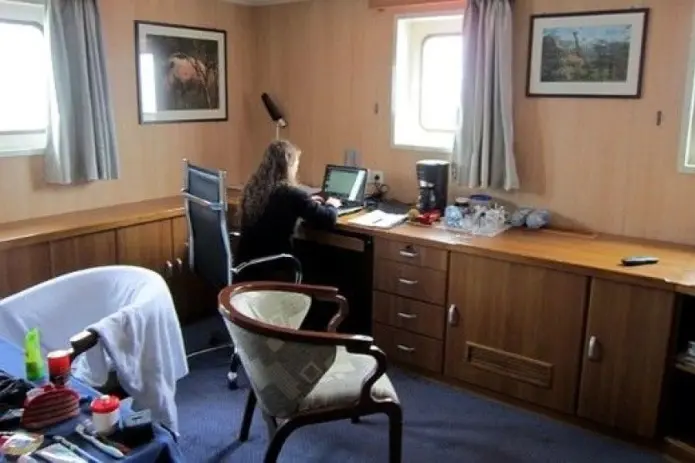 Med kontor på havet kan mykje bli gjort. Valeria Schwanitz hadde lugar på frakteskip då ho tok sjøvegen frå Europa til USA på møter og konferanse. (Foto: Privat) Med kontor på havet kan mykje bli gjort. Valeria Schwanitz hadde lugar på frakteskip då ho tok sjøvegen frå Europa til USA på møter og konferanse. (Foto: Privat)