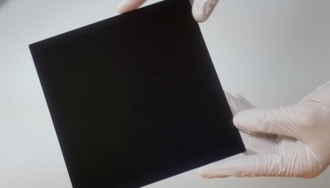 Dette er den første solcellen av silisium med en effektivitet over 26 prosent. Det er verdensrekord, ifølge en artikkel i tidsskriftet Nature Energy. Solcellen er utviklet av japanske forskere på Photovoltaic & Thin Film Research Laboratories i det japanske firmaet Kaneka corporation. (Foto: Photovoltaic & Thin Film Research Laboratories, Kaneka corporation.) Dette er den første solcellen av silisium med en effektivitet over 26 prosent. Det er verdensrekord, ifølge en artikkel i tidsskriftet Nature Energy. Solcellen er utviklet av japanske forskere på Photovoltaic & Thin Film Research Laboratories i det japanske firmaet Kaneka corporation. (Foto: Photovoltaic & Thin Film Research Laboratories, Kaneka corporation.)