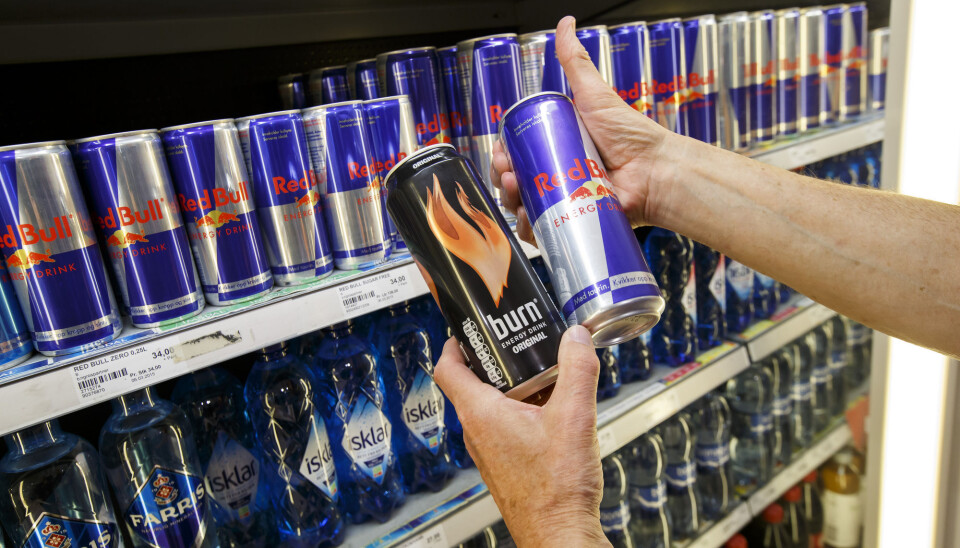 I dag er det ingen lovpålagt aldersgrense, og hvem som helst kan kjøpe energidrikker. Men flere butikker har likevel satt egne aldersgrenser. Selv ganske unge barn kvitter seg med koffeinet forholdsvis effektivt, viser den nye risikovurderingen fra Vitenskapskomiteen for mat og miljø. (Foto: Heiko Junge / NTB scanpix)