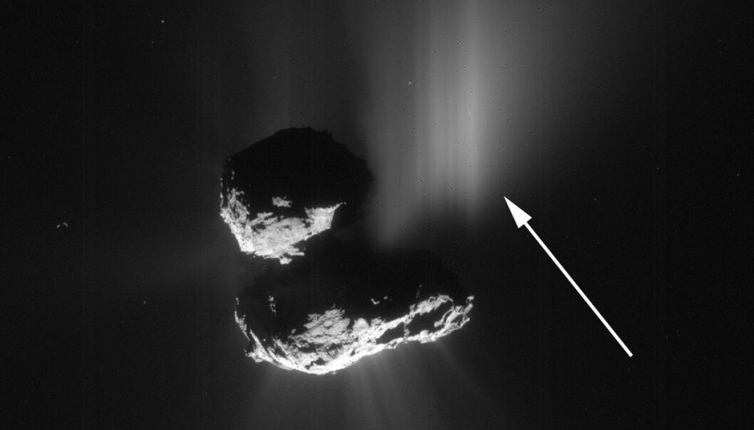 Dette bildet av komet 67P ble tatt fra romsonden Rosetta 10.juli 2015. Pilen viser utbruddet som skyldtes et skred av is og støv fra en klippe på kometen. Dette er første gang forskere har sett direkte at et skred utløser slike utbrudd på kometer. (Foto: ESA/Rosetta/MPS for OSIRIS Team MPS/UPD/LAM/IAA/SSO/INTA/UPM/DASP/IDA) Dette bildet av komet 67P ble tatt fra romsonden Rosetta 10.juli 2015. Pilen viser utbruddet som skyldtes et skred av is og støv fra en klippe på kometen. Dette er første gang forskere har sett direkte at et skred utløser slike utbrudd på kometer. (Foto: ESA/Rosetta/MPS for OSIRIS Team MPS/UPD/LAM/IAA/SSO/INTA/UPM/DASP/IDA)