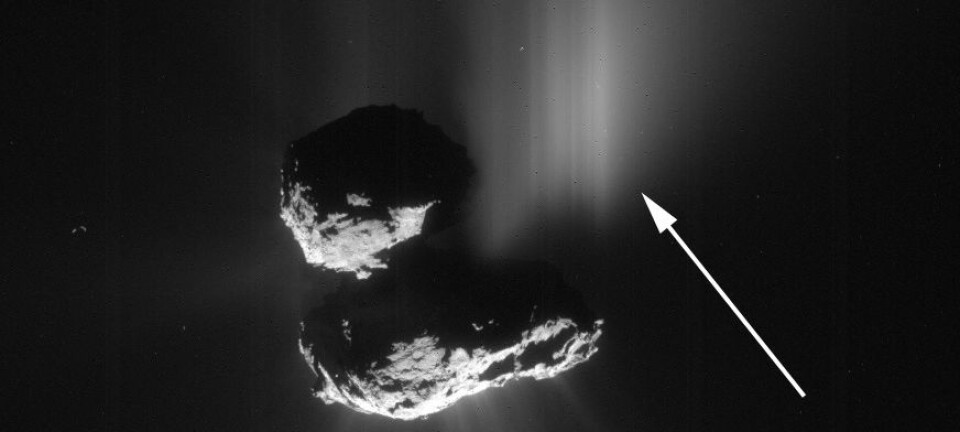 Dette bildet av komet 67P ble tatt fra romsonden Rosetta 10.juli 2015. Pilen viser utbruddet som skyldtes et skred av is og støv fra en klippe på kometen. Dette er første gang forskere har sett direkte at et skred utløser slike utbrudd på kometer. (Foto: ESA/Rosetta/MPS for OSIRIS Team MPS/UPD/LAM/IAA/SSO/INTA/UPM/DASP/IDA)