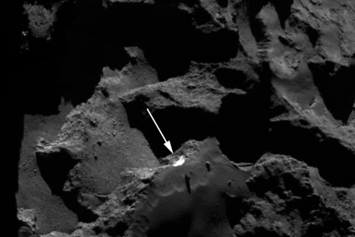 Her ser vi rasstedet, fotografert flere måneder seinere. Der isen raste ut er et lysere felt med ren is. Overflaten ellers er dekket av støv. (Foto: ESA/Rosetta/NavCam – CC BY-SA IGO 3.0.) Her ser vi rasstedet, fotografert flere måneder seinere. Der isen raste ut er et lysere felt med ren is. Overflaten ellers er dekket av støv. (Foto: ESA/Rosetta/NavCam – CC BY-SA IGO 3.0.)