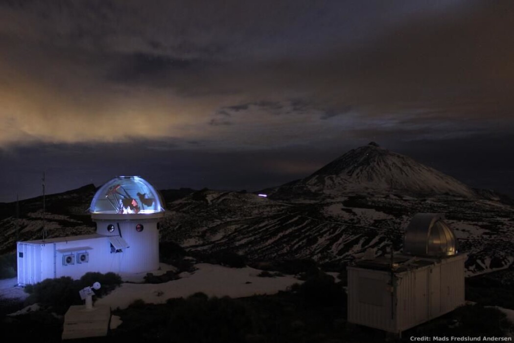 Det danskutviklede teleskopet er ligger vakkert til på en fjelltopp på Tenerife. (Foto: Mads Fredslund Andersen) Det danskutviklede teleskopet er ligger vakkert til på en fjelltopp på Tenerife. (Foto: Mads Fredslund Andersen)