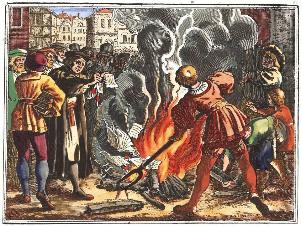 Luther setter fyr på pavens skrift som lyste ham i bann. Flere katolske skrifter går på bålet samtidig. Desember 1520. (Foto: (Maleri: Matthäus Merian den eldre (1593–1650) hentet fra Wikimedia Commons))