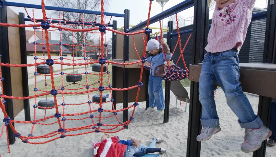 Barna setter pris på en voksen lekekamerat i barnehagen. Men ikke alle vil at de voksne skal leke mer med dem. (Foto: Heiko Junge, NTB scanpix)