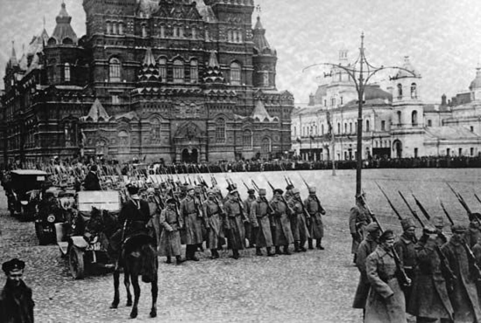 Bolsjeviker marsjerer på Den røde plass i Moskva i 1917. (Foto: Ukjent/Wikimedia Commons. Bildet er falt i det fri.)