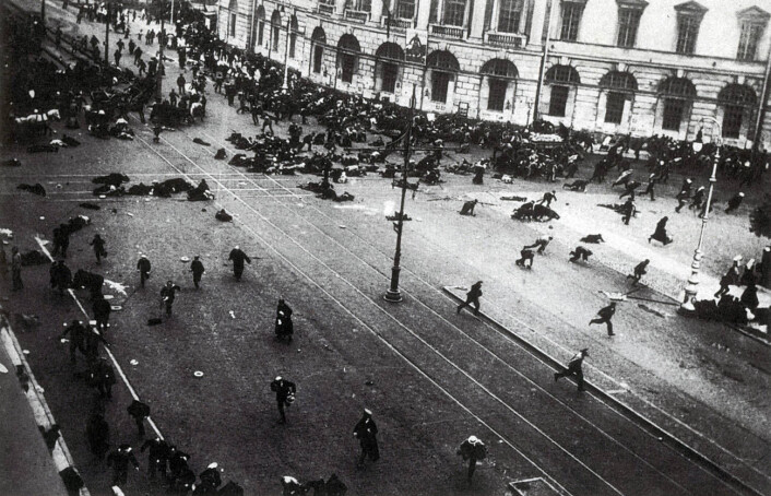 Demonstrasjoner i St. Petersburg 4. juli 1917. Den midlertidige regjeringen åpnet ild mot folkemassen. (Foto: Viktor Bulla/Wikimiedia Commons. Bildet er falt i det fri.) Demonstrasjoner i St. Petersburg 4. juli 1917. Den midlertidige regjeringen åpnet ild mot folkemassen. (Foto: Viktor Bulla/Wikimiedia Commons. Bildet er falt i det fri.)