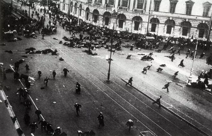 Demonstrasjoner i St. Petersburg 4. juli 1917. Den midlertidige regjeringen åpnet ild mot folkemassen. (Foto: Viktor Bulla/Wikimiedia Commons. Bildet er falt i det fri.)