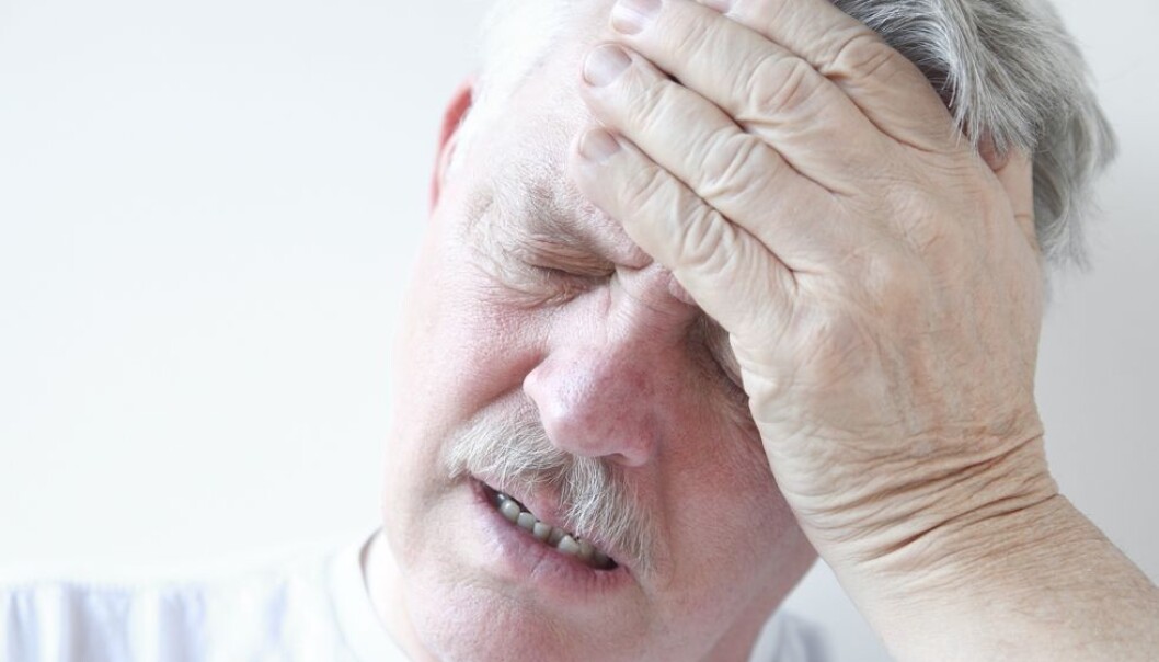 Amerikanske forskere har funnet 40 prosent forhøyet risiko for demens hos personer som opplevde svimmelhet eller ørhet da de reiste seg brått opp hele 20 år tidligere. (Illustrasjonsfoto: Alice Day / Shutterstock / NTB scanpix ) Amerikanske forskere har funnet 40 prosent forhøyet risiko for demens hos personer som opplevde svimmelhet eller ørhet da de reiste seg brått opp hele 20 år tidligere. (Illustrasjonsfoto: Alice Day / Shutterstock / NTB scanpix )