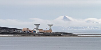 Sommeren 2016 var to store antenner på plass og prøvekjørt i Ny Ålesund. Kartverket har drevet dette prosjektet fram, og fra 2018 skal disse være i
full drift med innhenting av signaler som skal koordineres med signaler mottatt på andre kanter av verden. (Foto: Bjørn-Owe Holmberg) Sommeren 2016 var to store antenner på plass og prøvekjørt i Ny Ålesund. Kartverket har drevet dette prosjektet fram, og fra 2018 skal disse være i
full drift med innhenting av signaler som skal koordineres med signaler mottatt på andre kanter av verden. (Foto: Bjørn-Owe Holmberg)
