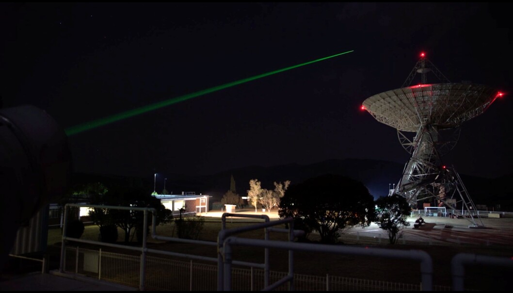 Fra HartRAO - observatoriet i Johannesburg, Sør Afrika. En laserstråle skutt ut mot en satelitt – og ei antenne rettet mot kvasarer i det ytre verdensrom. Begge med viktig informasjon for å finne nøyaktig posisjon her på Jorda. (Foto: Nova Vision) Fra HartRAO - observatoriet i Johannesburg, Sør Afrika. En laserstråle skutt ut mot en satelitt – og ei antenne rettet mot kvasarer i det ytre verdensrom. Begge med viktig informasjon for å finne nøyaktig posisjon her på Jorda. (Foto: Nova Vision)