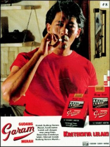 «Gudang Garam – Mannens sigarett» lyder budskapet i denne indonesiske sigarettreklamen. I Indonesia er kampen om røykerne hard og reklame for sigarettmerker er sterkt målrettet mot ulike grupper i samfunnet. Trolig røyker godt over halvparten av alle menn i Indonesia. «Gudang Garam – Mannens sigarett» lyder budskapet i denne indonesiske sigarettreklamen. I Indonesia er kampen om røykerne hard og reklame for sigarettmerker er sterkt målrettet mot ulike grupper i samfunnet. Trolig røyker godt over halvparten av alle menn i Indonesia.