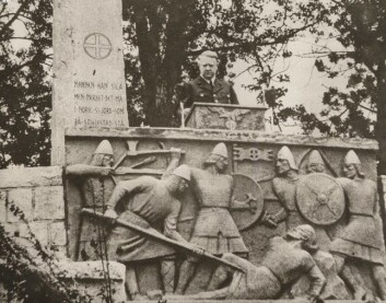 «NS-monumentet» på Stiklestad i Nord-Trøndelag ble reist i 1944 og innviet av Vidkun Quisling, leder i Nasjonal Samling (NS) og «ministerpresident» i Norge under den andre verdenskrigen 1942–1945. Minnesmerket besto av en bautastein («stiklestøtta») og et relieff av «Olav den helliges fall» foran en trappeavsats til talestol for samlinger på Stiklestad. (Foto: Ukjent fotograf / Stiklestad Nasjonale Kultursenter / ANB) «NS-monumentet» på Stiklestad i Nord-Trøndelag ble reist i 1944 og innviet av Vidkun Quisling, leder i Nasjonal Samling (NS) og «ministerpresident» i Norge under den andre verdenskrigen 1942–1945. Minnesmerket besto av en bautastein («stiklestøtta») og et relieff av «Olav den helliges fall» foran en trappeavsats til talestol for samlinger på Stiklestad. (Foto: Ukjent fotograf / Stiklestad Nasjonale Kultursenter / ANB)