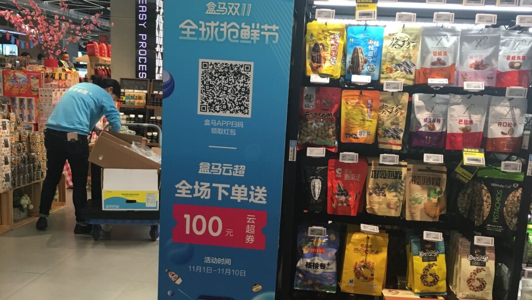 I matbutikken i Kina var det lett for oss norske markedsforskere å føle oss litt dumme og hjelpeløse: Det meste i Kina foregår via apper på telefon. Ved å scanne QR-koden fikk kundene både opplysninger om produktet og mulighet til å betale i kassa. (Foto: Gøril Voldnes, Nofima) I matbutikken i Kina var det lett for oss norske markedsforskere å føle oss litt dumme og hjelpeløse: Det meste i Kina foregår via apper på telefon. Ved å scanne QR-koden fikk kundene både opplysninger om produktet og mulighet til å betale i kassa. (Foto: Gøril Voldnes, Nofima)