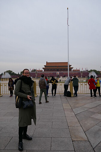 Jeg hadde en utrolig spennende og lærerik reise i Beijing, Qingdao og Shanghai for å studere utviklingen av netthandelen i Kina. Her på Den Himmelske Freds Plass i Beijing. (Foto: Silje Elde, Nofima) Jeg hadde en utrolig spennende og lærerik reise i Beijing, Qingdao og Shanghai for å studere utviklingen av netthandelen i Kina. Her på Den Himmelske Freds Plass i Beijing. (Foto: Silje Elde, Nofima)