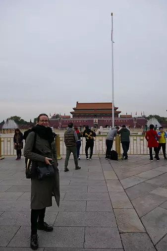 Jeg hadde en utrolig spennende og lærerik reise i Beijing, Qingdao og Shanghai for å studere utviklingen av netthandelen i Kina. Her på Den Himmelske Freds Plass i Beijing. (Foto: Silje Elde, Nofima)