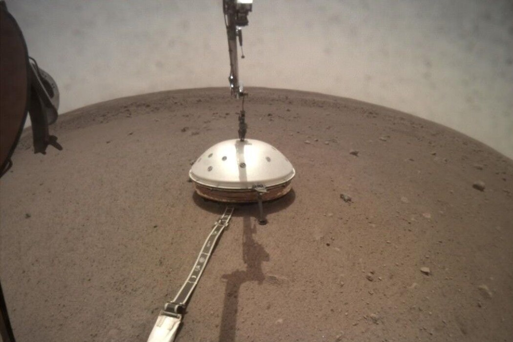 Et beskyttende skjold over seismometeret som skal måle bevegelser i Mars-overflaten. (Foto: NASA/JPL-Caltech) Et beskyttende skjold over seismometeret som skal måle bevegelser i Mars-overflaten. (Foto: NASA/JPL-Caltech)