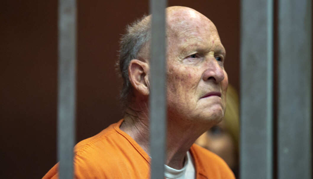 I fjor ble den tidligere politimannen Joseph James DeAngelo pågrepet, mistenkt for å ha begått en rekke voldtekter og drap i USA. Politiet fant frem til ham via DNA fra hans slektninger på en nettside for slektsgransking, som de mente matchet funn på åstedet. (Foto: AP) I fjor ble den tidligere politimannen Joseph James DeAngelo pågrepet, mistenkt for å ha begått en rekke voldtekter og drap i USA. Politiet fant frem til ham via DNA fra hans slektninger på en nettside for slektsgransking, som de mente matchet funn på åstedet. (Foto: AP)