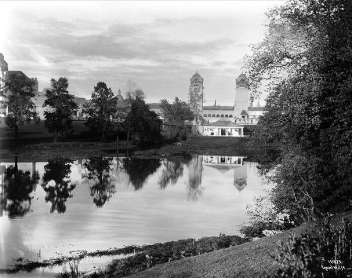 Dam, speiling og utstillingsbygninger for jubileumsutstillingen for Norges grunnlov i 1914. (Foto: Anders Beer Wilse, Oslobilder.no) Dam, speiling og utstillingsbygninger for jubileumsutstillingen for Norges grunnlov i 1914. (Foto: Anders Beer Wilse, Oslobilder.no)