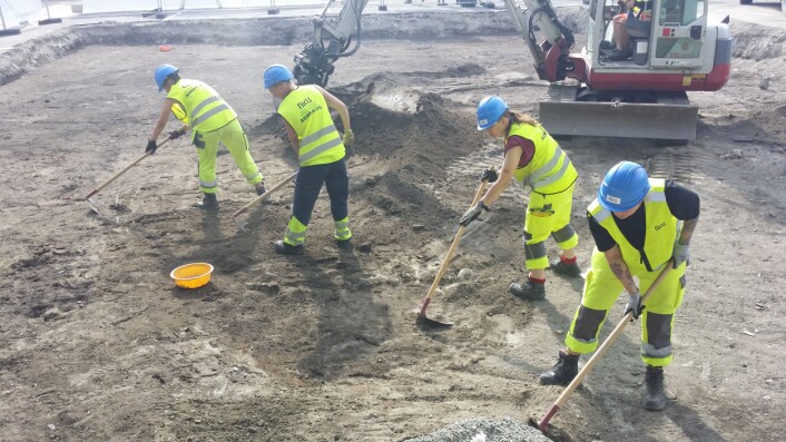 Arkeologer fra NIKU i arbeid på Torvet i Trondheim. Foto: NIKU Arkeologer fra NIKU i arbeid på Torvet i Trondheim. Foto: NIKU