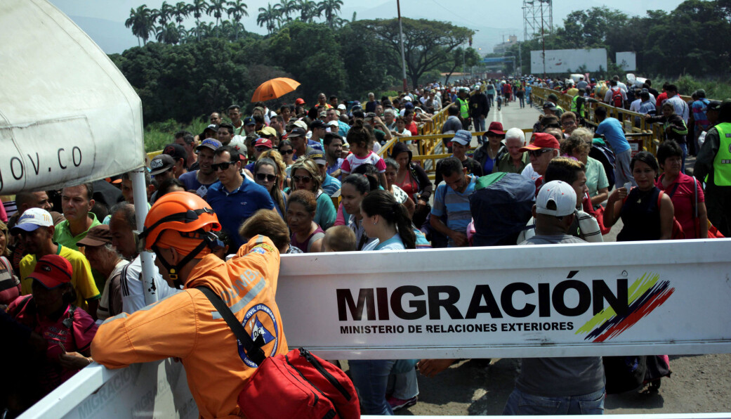 Venezuelanere fortsetter å strømme over grensa til Colombia. (Foto: Carlos Eduardo Ramirez/Reuters/NTB scanpix) Venezuelanere fortsetter å strømme over grensa til Colombia. (Foto: Carlos Eduardo Ramirez/Reuters/NTB scanpix)