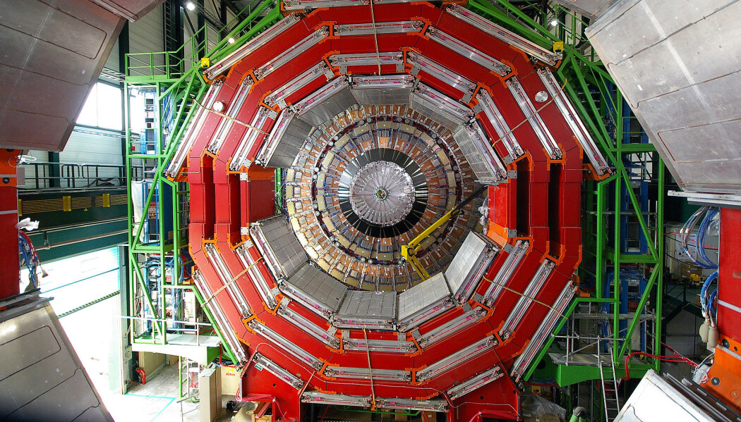 LHcs digre CMS-detektor. Stigen til høyre i bildet gir et inntrykk av hvor stor den er. 8Bilde: Julian Williams/ CERN) LHcs digre CMS-detektor. Stigen til høyre i bildet gir et inntrykk av hvor stor den er. 8Bilde: Julian Williams/ CERN)