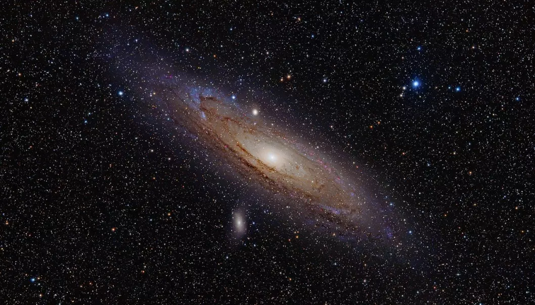 Andromeda-galaksen. Disse galaksene er ikke massive nok til å holde sammen, men de gjør det allikevel. Dette blir forklart med "usynlig" mørk materie. (Bilde: Adam Evans/CC BY-SA 2.0)