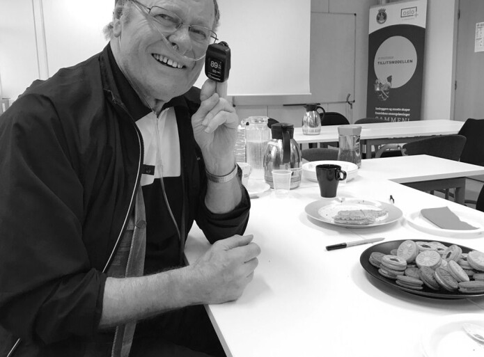 Her måles oksygenmetning i blodet og pulsfrekvens på hjemmebane. Bildet er gjengitt med tillatelse fra forsøkspersonen. (Foto: Sintef) Her måles oksygenmetning i blodet og pulsfrekvens på hjemmebane. Bildet er gjengitt med tillatelse fra forsøkspersonen. (Foto: Sintef)
