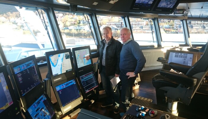 Prosjektansvarlig Oddvar Longva (t.h.) og skipper Karl Otto Rismark på brua om bord på Atlantic Viking, et av fiskefartøyene som har tatt i bruk de nye kartene. (Foto: NGU) Prosjektansvarlig Oddvar Longva (t.h.) og skipper Karl Otto Rismark på brua om bord på Atlantic Viking, et av fiskefartøyene som har tatt i bruk de nye kartene. (Foto: NGU)