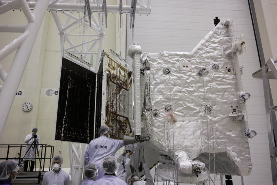 Solcellepanelene settes på BepiColombo hos ESA og testes. Mekanismen som snur solcellepanelene er norsk. (Foto: ESA)