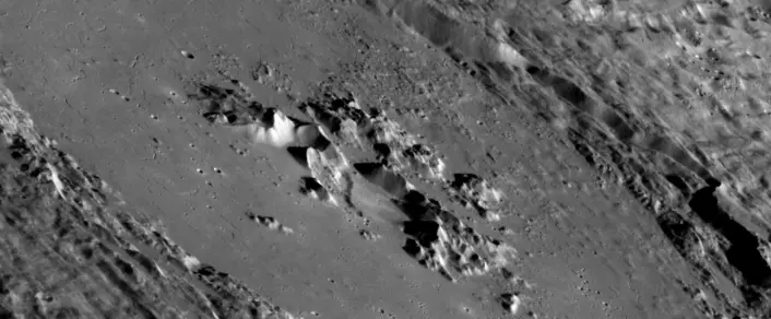 Detaljer i krater på Merkur sett av romsonden Messenger. (Foto: NASA)