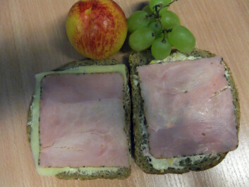 Brødskiver med ost og skinke, og frukt. Brødskiver med ost og skinke, og frukt.