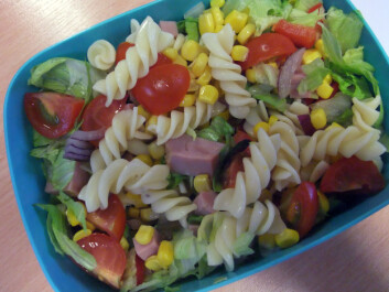 Salat med pastaskruer, tomater, salat, skinke, løk og mais. Salat med pastaskruer, tomater, salat, skinke, løk og mais.