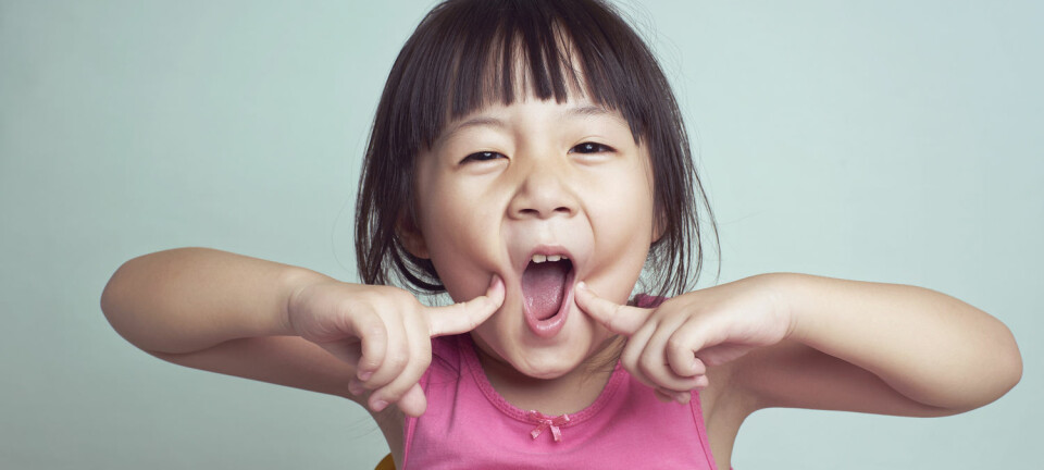 Små barn helt ned til 16 måneder skjønner spøk. Ifølge en ny studie klarer de å skille fakta fra fantasi ved signaler som de fanger de opp fra foreldrene. (Foto: jamesteohart, Shutterstock, NTB scanpix)