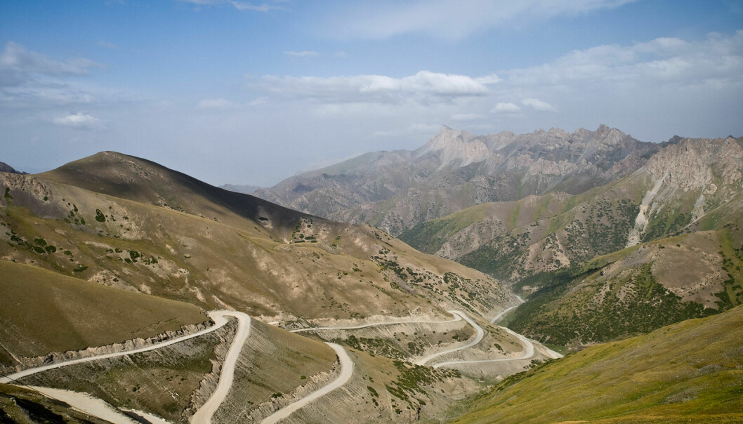 Silkeveien gikk gjennom Taldyk-passet i Kirgisistan. Her er det fortsatt trafikk.  (Foto: Gustavo Jeronimo/CC BY 2.0)