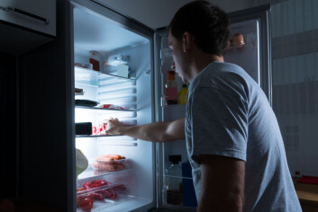 Kroppen håndterer mat bedre om dagen enn natta. Derfor kan det være lurt å unngå kveldsmat og nattspising, ifølge forskere fra NTNU. (Foto: Shutterstock / NTB scanpix) Kroppen håndterer mat bedre om dagen enn natta. Derfor kan det være lurt å unngå kveldsmat og nattspising, ifølge forskere fra NTNU. (Foto: Shutterstock / NTB scanpix)
