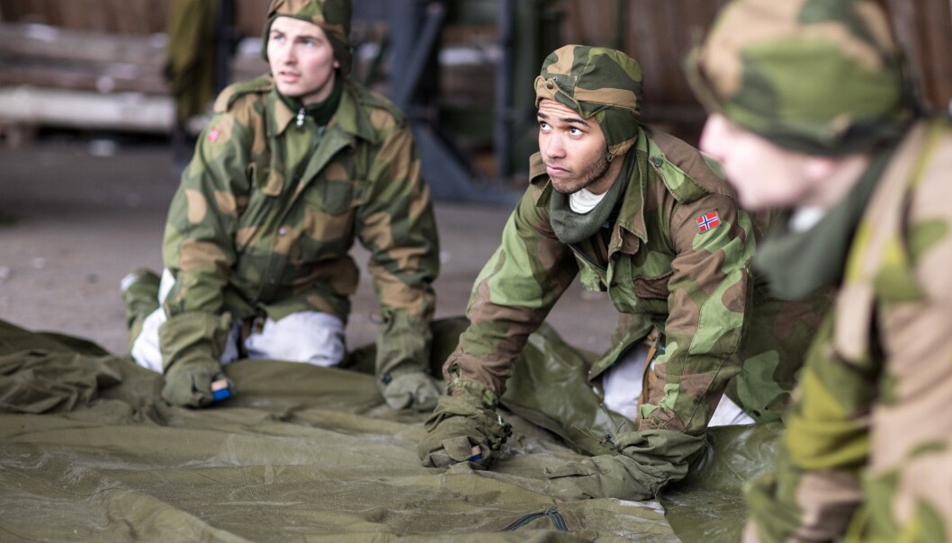 Hvordan påvirker innvandring synet på velferdsstaten? Et eksperiment utført av norske samfunnsforskere sammen med Forsvaret gir oss nå flere svar. Personene på bildet deltok ikke i studien. (Illustrasjonsfoto: Jakob Østheim / Forsvaret) Hvordan påvirker innvandring synet på velferdsstaten? Et eksperiment utført av norske samfunnsforskere sammen med Forsvaret gir oss nå flere svar. Personene på bildet deltok ikke i studien. (Illustrasjonsfoto: Jakob Østheim / Forsvaret)