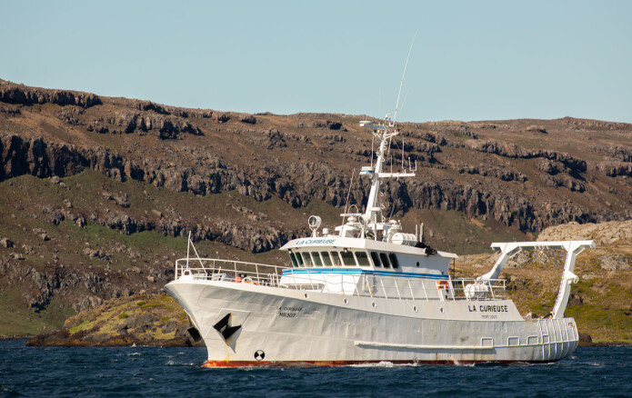 Vi bodde om bord på forskningsfartøyet La Curieuse mens vi arbeidet med å berge lyttestasjonene på nord-øst-kysten av Kerguelen. (Foto: Sindre Håvarstein Eldøy, NTNU Vitenskapsmuseet, CC BY-SA 4.0). Vi bodde om bord på forskningsfartøyet La Curieuse mens vi arbeidet med å berge lyttestasjonene på nord-øst-kysten av Kerguelen. (Foto: Sindre Håvarstein Eldøy, NTNU Vitenskapsmuseet, CC BY-SA 4.0).